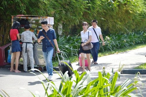 Kẹt xe, hành khách phải rời taxi đi bộ vào sân bay để kịp làm thủ tục