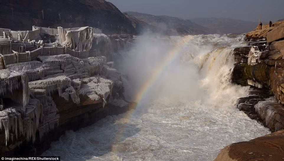 Sự tán xạ ánh sáng khiến nơi đây thường xuyên xuất hiện cầu vồng. Khung cảnh trở nên mỹ lệ hệt như thế giới của thần băng giá ngự trị. (Nguồn Dailymail)