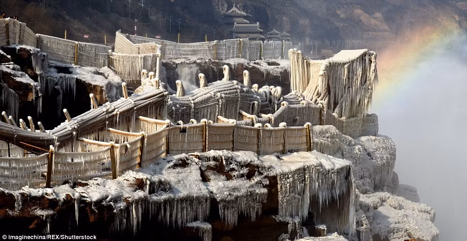 Thác nước Hồ Khấu, nằm ở địa phận tỉnh Thiểm Tây và tỉnh Sơn Tây, Tây Bắc Trung Quốc, là một trong những cảnh đẹp hiếm có của Trung Quốc trong những ngày mùa đông giá rét này. Đặc biệt, khi nhiệt độ ngoài trời xuống thấp, cảnh tượng thác nước bị đóng băng khiến nhiều người vô cùng thích thú. (Nguồn Dailymail)