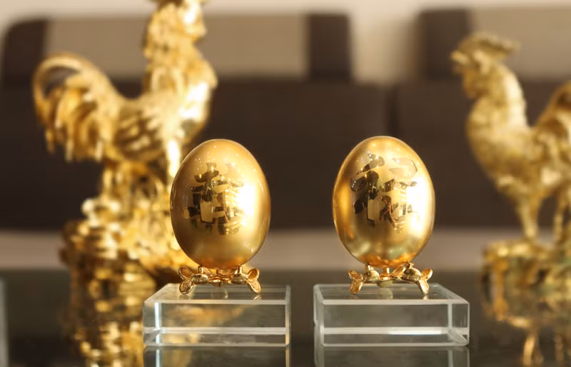 Ngoài ra, những quả trứng gà phủ vàng, dát vàng mang ý nghĩa sung túc, no đủ, giàu có, may mắn cũng là một trong những mặt hàng bán chạy vào dịp Tết Đinh Dậu này. (Ảnh VietQ)