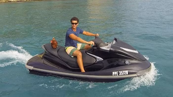 Monique có thể theo Guirec Soudee lướt trên những ngọn sóng bạc đầu, có thể bơi tự do quanh khu vực thuyền, thậm chí còn biết bắt và xử đẹp lũ cá chuồn bám vào sàn tàu hoặc ván trượt. (Nguồn Bored Panda)