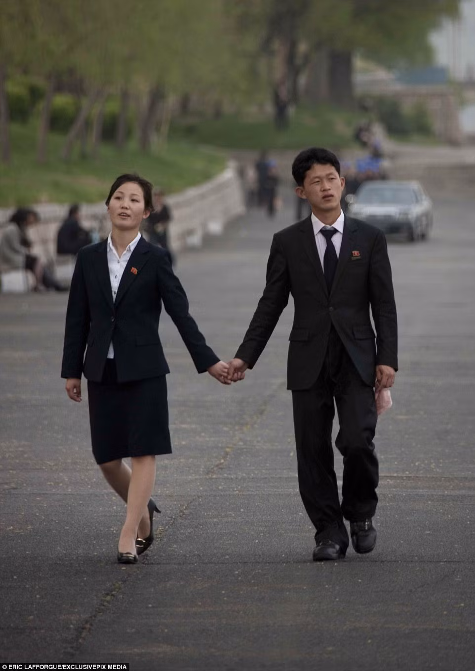 Một cặp đôi trẻ tuổi đang nắm tay nhau đi dạo trong công viên. Tại Bình Nhưỡng, công viên lớn đã trở thành nơi để những người trẻ tuổi tâm tình, gặp gỡ. (Nguồn Dailymail)