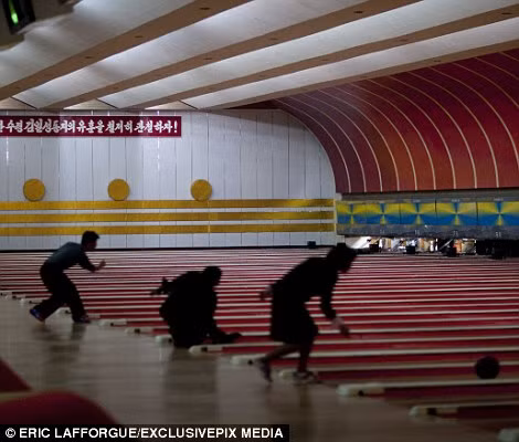 Thú tiêu khiển mới của người dân thủ đô Bình Nhưỡng là chơi bowling.(Nguồn Dailymail)