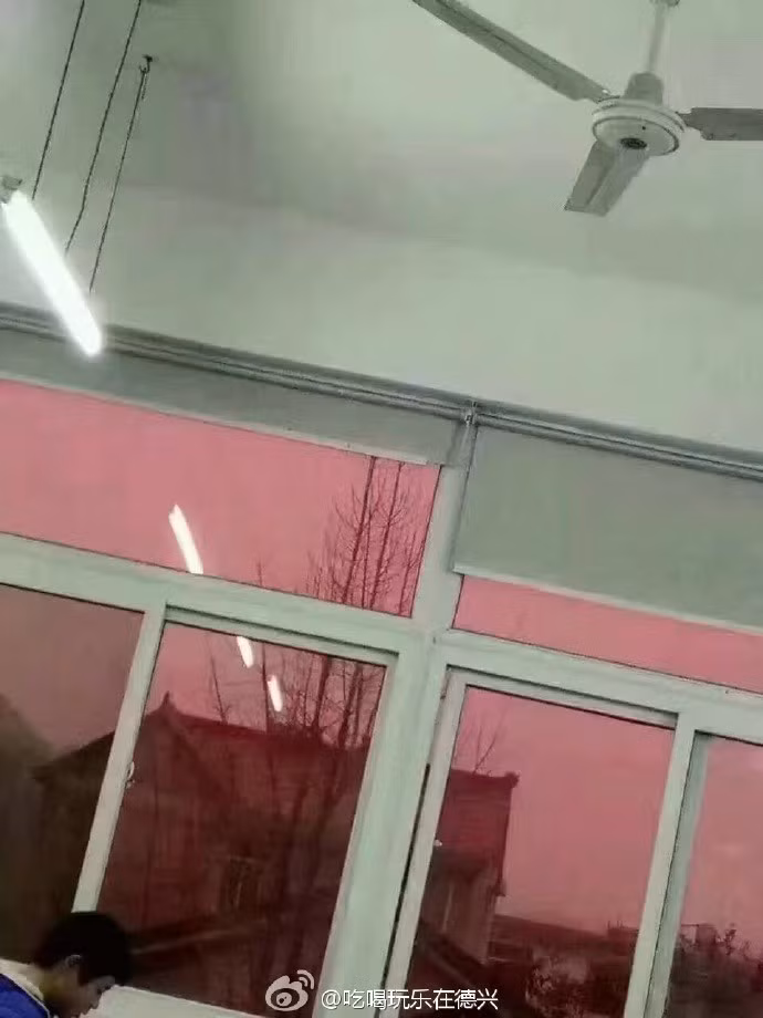 Mới đây, cư dân mạng Trung Quốc liên tục chia sẻ những hình ảnh về hiện tượng thiên nhiên kỳ lạ, bầu trời đột nhiên chuyển màu hồng tại Hương Đồn, Đức Hưng, Giang Tây. (Nguồn Sina)