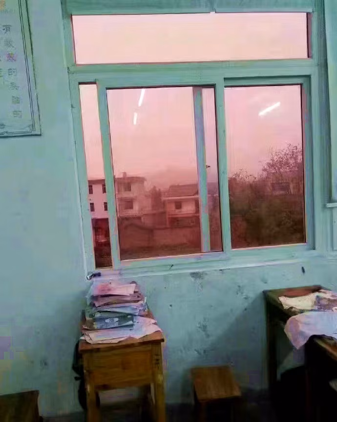 Bởi chưa từng chứng kiến hiện tượng thời tiết bất thường này, nhiều người không khỏi hoang mang, lo lắng, cho rằng đây là một dạng thời tiết cực đoan, có thể gây ảnh hưởng lớn đến cuộc sống. (Nguồn Sina)