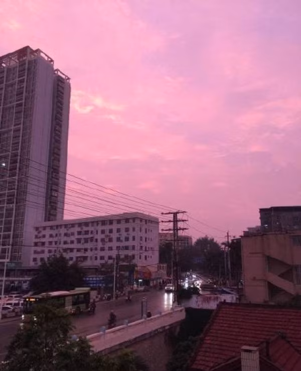 Chính vì thế nên các ánh sáng có bước sóng dài như màu đỏ và màu cam là được truyền đi, do đó tạo nên không gian rộng lớn tràn ngập màu hồng ảo diệu như vậy. (Nguồn Sina)