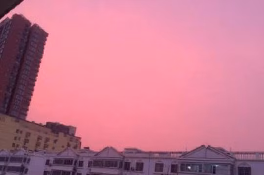 Khi đó đài khí tượng Trùng Khánh cũng giải thích sở dĩ bầu trời có màu hồng là bởi hiện tượng khúc xạ ánh sáng như vậy. (Nguồn Sina)