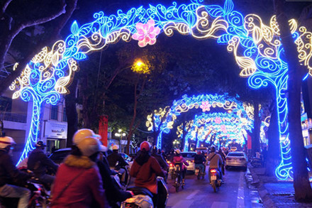 Kieu trang tri duong pho phan cam ''dot tien'' o Viet Nam-Hinh-2