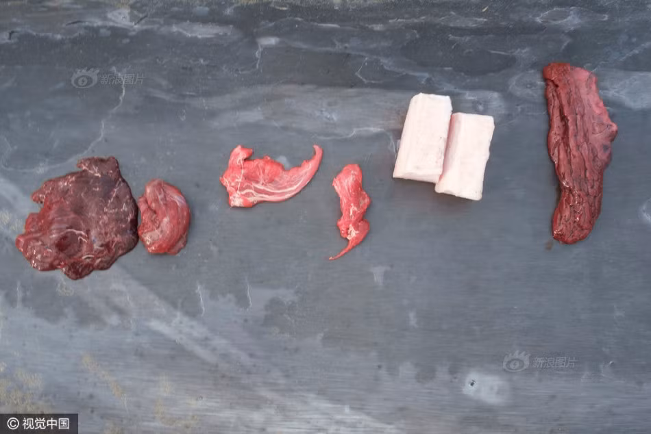 Và đương nhiên, nguyên nhân ô nhiễm môi trường, ô nhiễm nguồn nước, ảnh hưởng đến môi trường sinh thái của cá voi cũng không thể bỏ qua. (Nguồn Sina)