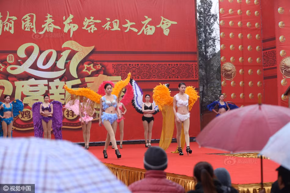 Tổ chức một chương trình thời trang phản cảm tại địa điểm tôn nghiêm như chùa chiền thực sự là một cú tát vào thuần phong mỹ tục của dân tộc. (Nguồn Sina)