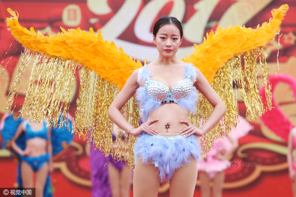 Không chỉ có thế, những đôi cánh thiên thần được trang hoàng bắt mắt và lộng lẫy vốn là đặc trưng của thiên thần nội y Victoria Secret cũng bị đem ra đạo nhái trắng trợn. (Nguồn Sina)