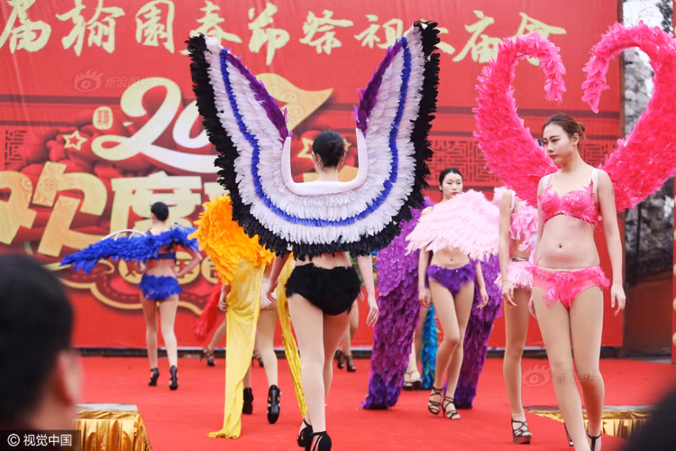 Ngoài ra màn trình diễn nội y ngay tại lễ hội chùa vào đầu năm mới Kỷ Dậu này cũng bị "ném đá", rất nhiều người cho rằng đây là màn trình diễn tồi tệ, thô tục, báng bổ thần linh. (Nguồn Sina)