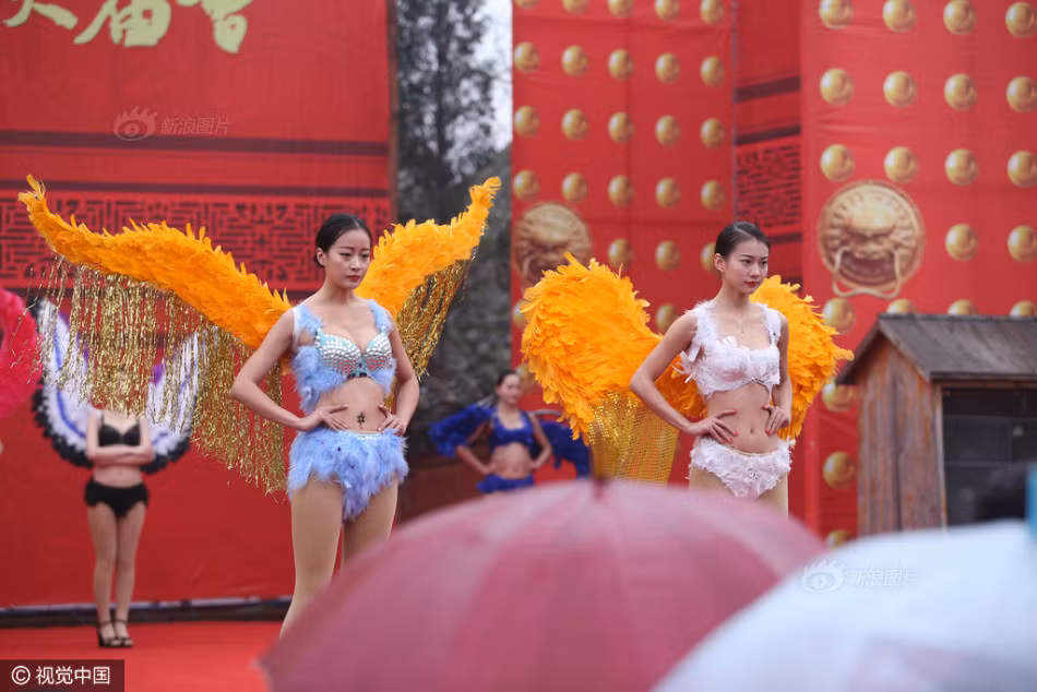 Chính địa điểm tổ chức tại chùa Khai Phong của chương trình mới là vấn đề mấu chốt khiến nhiều người "ném đá" ban tổ chức và dàn mẫu nội y. (Nguồn Sina)