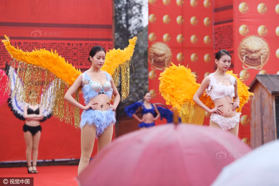 Ngay sau khi những hình ảnh về màn trình diễn được lan truyền trên mạng, không ít người đã tỏ ra vô cùng bức xúc, cho rằng cả ban tổ chức và dàn người mẫu nội y "bị hỏng não", không có đạo đức. (Nguồn Sina)