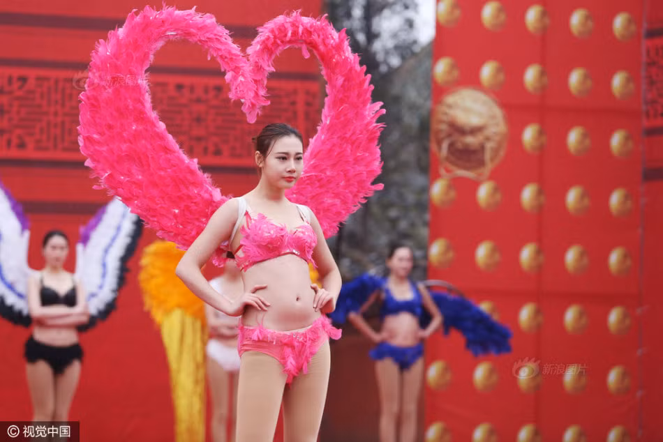 Ngang nhiên tổ chức một chương trình biểu diễn nội y hở hang tại một lễ hội chùa truyền thống, có lẽ ban tổ chức đã không lường trước được phản ứng mạnh mẽ của dư luận. (Nguồn Sina)