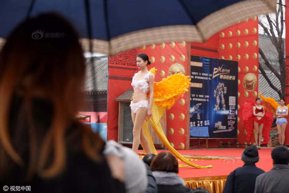 Có lẽ, không vì đồng tiền, họ cũng sẽ không làm việc trong thời tiết lạnh giá, tại một địa điểm tôn nghiêm, bất chấp việc bị người đời lên án, chỉ trích như vậy. (Nguồn Sina)