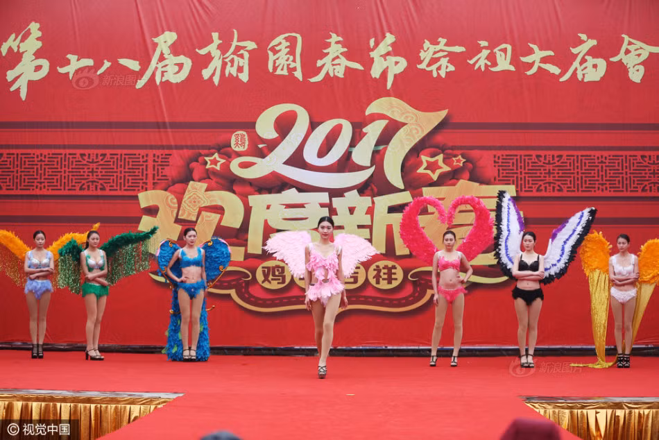 Mặc dù vậy, màn trình diễn nội y sẽ không gây phẫn nộ nhiều như nó đang mắc phải nếu như diễn ra trong một lễ hội bình thường hay triển lãm, khai trương. (Nguồn Sina)