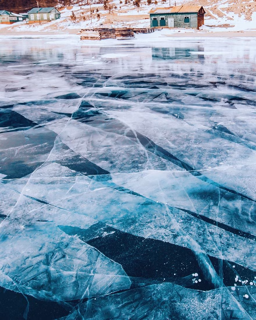 Vào mùa đông, hồ Baikal mang một vẻ đẹp rất khác biệt, lớp băng bị đông cứng dày đến 1,5 đến 2m. (Nguồn Bored Panda)