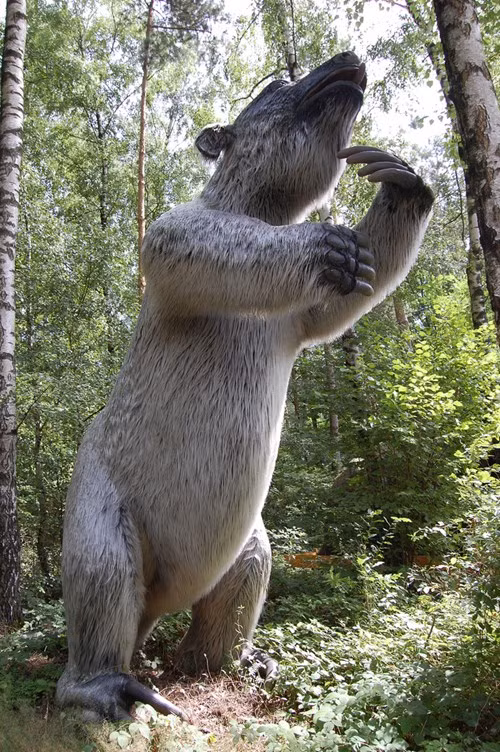 Cũng có thông tin rằng những lần va chạm giữa Megatherium và hổ răng kiếm Smilodon có thể là do Megatherium chủ động cướp địa bàn của hổ răng kiếm bởi môi trường sống nghèo nàn thức ăn. Megatherium sinh sống trong các khu vực rừng thưa của Nam Mỹ, ăn lá các loài cây như ngọc giá, thùa và cỏ.