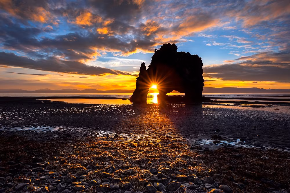 Tảng đá khổng lồ hình con rồng đang uống nước này nằm tại Iceland, đất nước của nhiều truyền thuyết. (Nguồn Brilio)