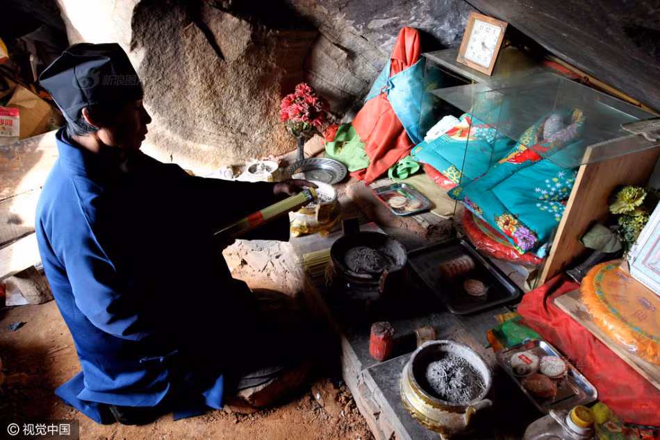 Sau khi phát hiện ra sự thật, Thôi và đồ đạc của anh bị vài người của quản đốc ném ra ngoài trong một chiều mưa. Tức giận tột độ nhưng lực bất tòng tâm, Thôi lập chí một đường xuôi xuống phía nam, dọc theo đường đi hỏi thăm đến Thiếu lâm tự, dự định sau khi học được công phu sẽ quay trở lại báo thù. (Nguồn Sina)