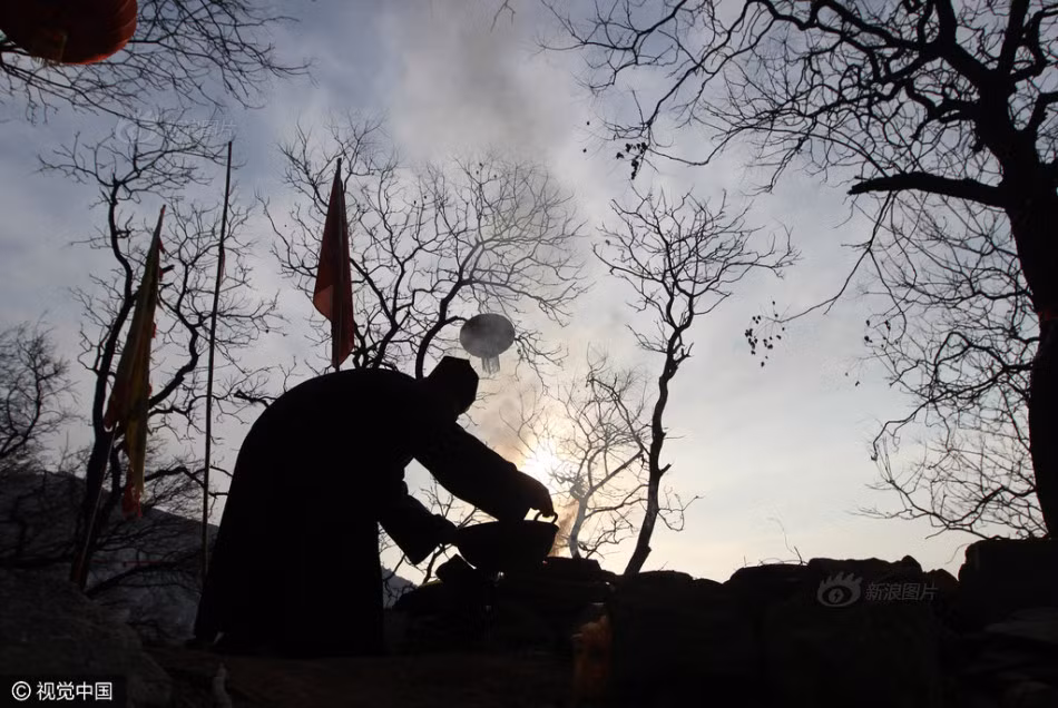 Nói về vấn đề này, Thôi cho biết trước kia do bằng cấp quá thấp, chỉ có thể làm công nhân lao động giản đơn, hẹn hò mấy lần đều không có kết quả. Lần này lên núi sống ẩn dật là muốn nhìn vào nội tâm của chính mình, khi nghĩ thông suốt sẽ rời đi, nếu không thể nghĩ thông được sẽ ở lại trên núi, sinh lão bệnh tử cùng tự nhiên. (Nguồn Sina)