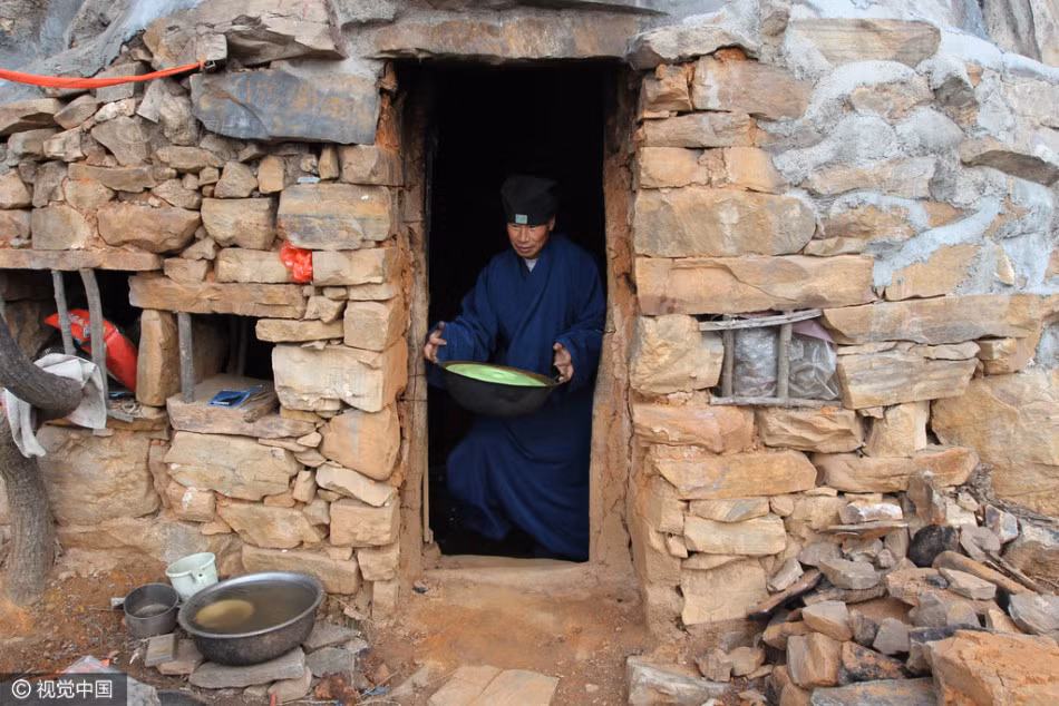 Bên cạnh người Thôi còn có một dị nhân kỳ lạ khác cũng lên núi để sống ẩn dật. Tuy nhiên hai người không có quan hệ tốt, không thường qua lại. Cuộc sống của hai người rất đạm bạc, chủ yếu là trồng rau và ăn rau dại. (Nguồn Sina)