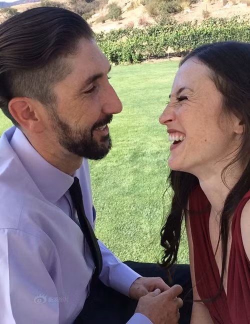 Trong ảnh là Sarah Varley và vị hôn phu Matthew Withem. (Nguồn Sina)