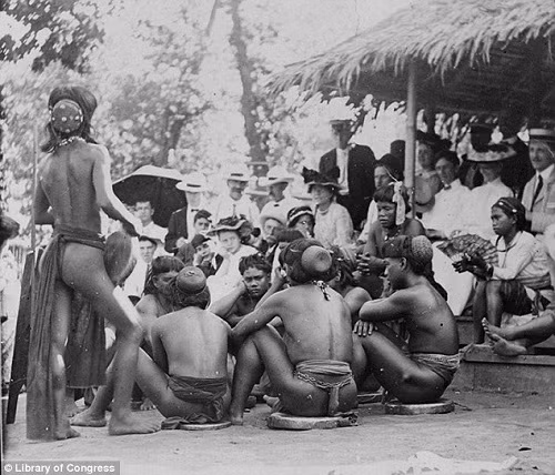 Trong những thước phim đó, hình ảnh khách tham quan cười nhạo, chỉ trỏ khi nhìn thấy thổ dân với trang phục cũ nát, thiếu thốn thu hút sự quan tâm của hàng triệu người. Nhiều người không khỏi rợn tóc gáy và coi đây là vết nhơ trong lịch sử của đất nước họ. (Nguồn Dailymail)