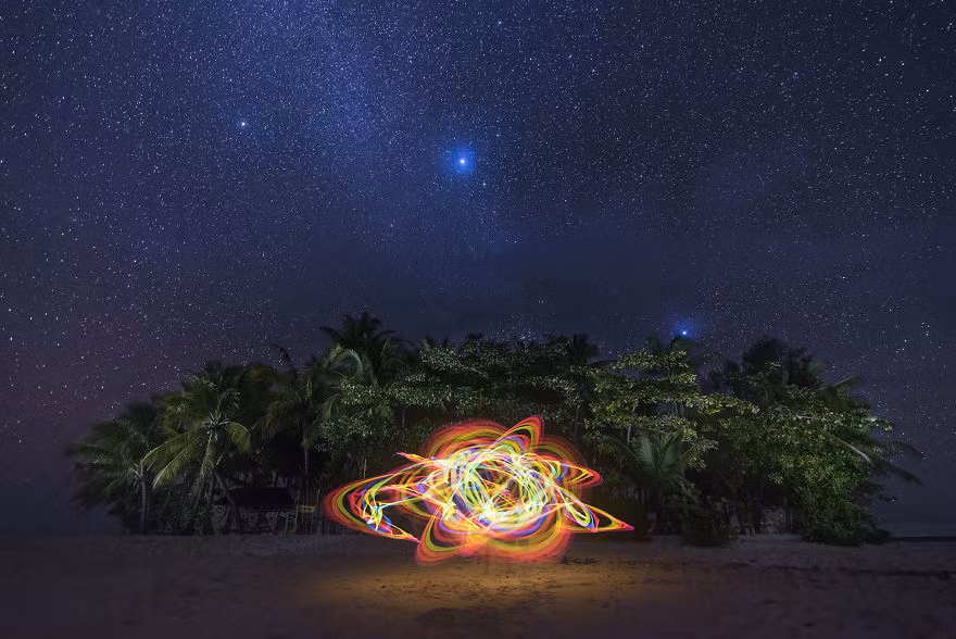 Martien Janssen, một nhiếp ảnh gia theo đuổi phong cách nhiếp ảnh phơi sáng mới đây đã tung ra loại ảnh mới có tên gọi "Vũ điệu của ánh sáng", khiến người hâm mộ không khỏi trầm trồ, tán thưởng. (Nguồn Sina)