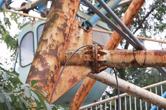 Nhiều vị trí không người bảo dưỡng đã trở nên xuống cấp hoen gỉ.