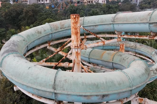 Khung sắt của hệ thống ống trượt đã hoen gỉ.