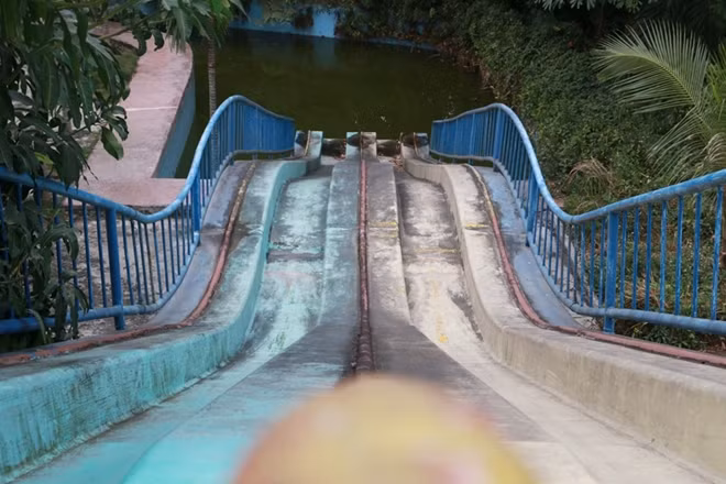 Máng trượt bong tróc, hoen ố theo năm tháng vì lâu ngày không có người sử dụng và duy tu.