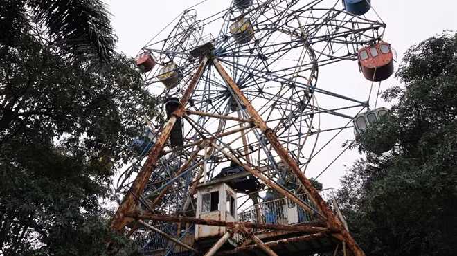 Công trình bánh xe đu quay khổng lồ trong công viên lâu ngày không được hoạt động và duy tu.