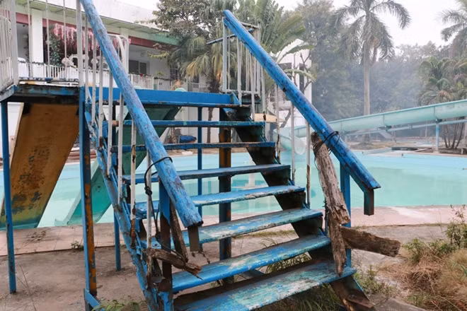 Một số thiết bị bằng gỗ và sắt mục nát theo thời gian.