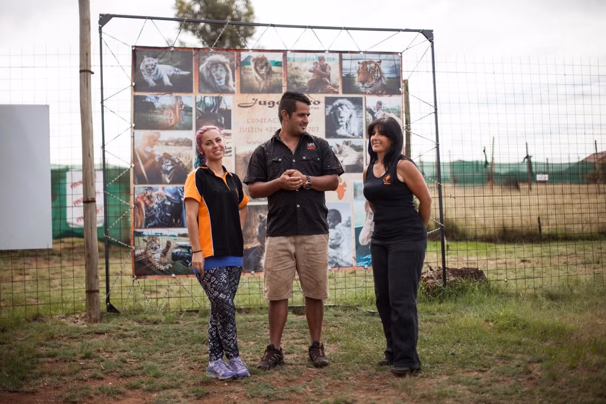 Cả gia đình Fernandes đứng trước khu bảo tồn của mình. (Nguồn CGTN)