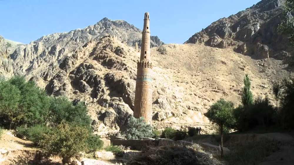 Theo các nhà nghiên cứu phương Tây, tháp giáo đường Jam được xây dựng để kỉ niệm chiến thắng của em trai của Ghiyath ud-Din là Muhammad của Ghor trước Prithviraj Chauhan trong cuộc chiến mở rộng phạm vi ảnh hưởng của Hồi giáo.