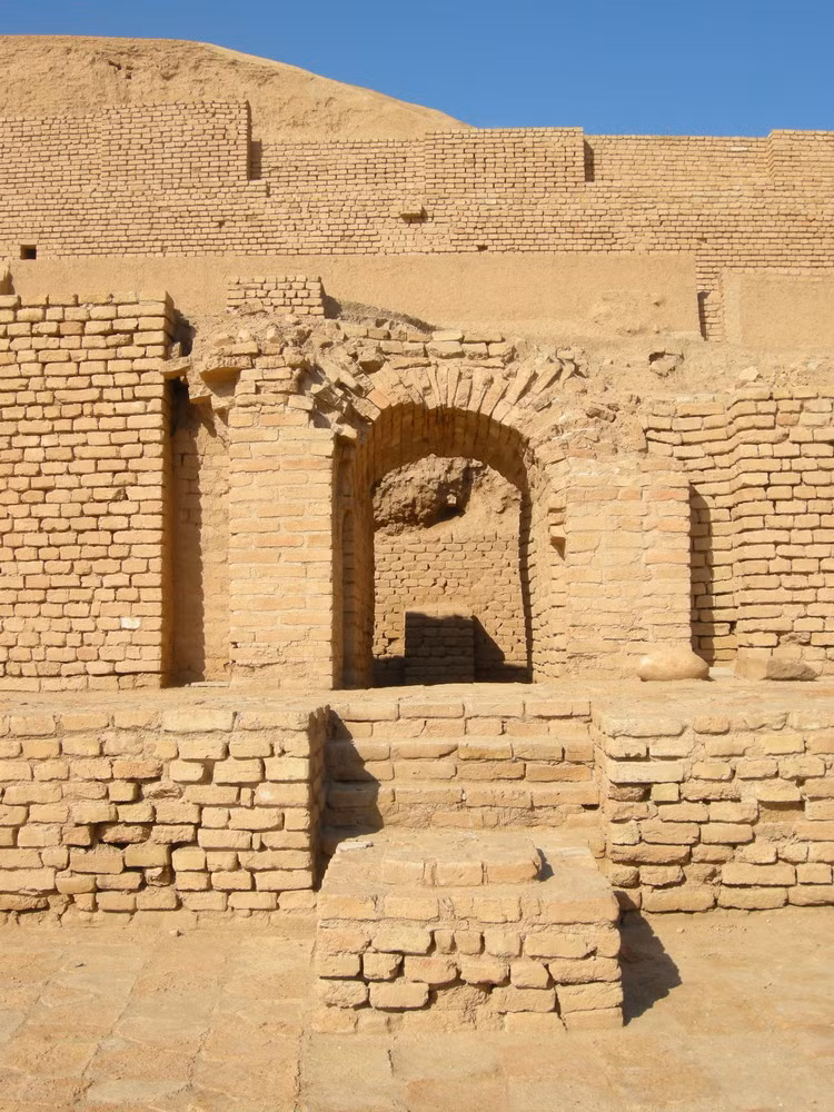 Tàn tích này được khai quật trong giai đoạn từ 1951 và 1961 bởi nhà khảo cổ học Roman Ghirshman.