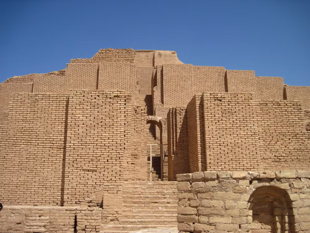 Ziggurat là loại hình kiến trúc kiểu tầng bậc, bệ cao nọ đặt trên bệ cao kia, càng lên cao càng thu dần lại, có đường dốc trượt hoặc bậc thang thẳng góc hoặc men theo khối xây để đi lên đỉnh. Trên đỉnh có một đền thờ nhỏ. Bậc thang có khi đi lên từ bên phải và bên trái khối xây, cũng có kiểu bậc thang xoáy trôn ốc.