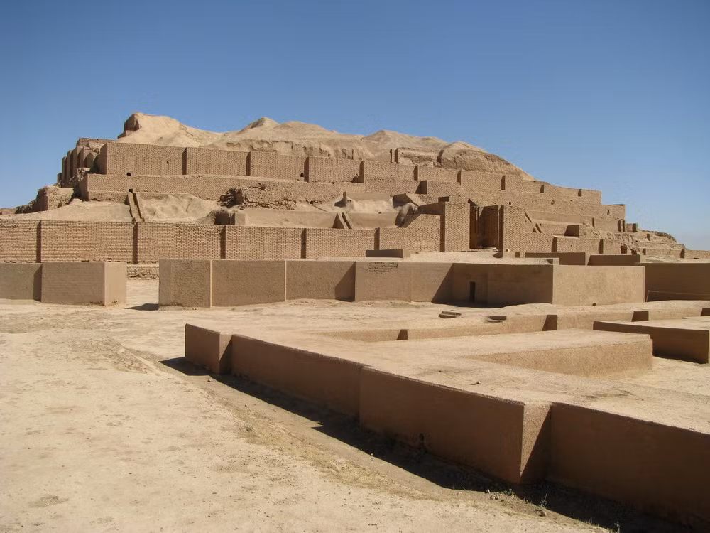 Chogha trong ngôn ngữ của người Bakhtiari có nghĩa là "đồi". Đây là một trong số ít những ziggurat - một cấu trúc xây dựng cổ xưa phục vụ chiêm tinh và cúng tế ở Trung Đông cổ đại - tồn tại bên ngoài vùng Lưỡng Hà.