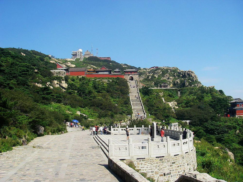 Vào thời kỳ phong kiến, núi Thái Sơn là thánh địa của Đạo gia và là nơi tế lễ của nhiều triều đại Trung Hoa. Theo sử sách ghi chép từ thời Tần Thủy Hoàng đến đời vua Càn Long, có tới 12 vị hoàng đế Trung Quốc lên núi Thái Sơn tế trời.