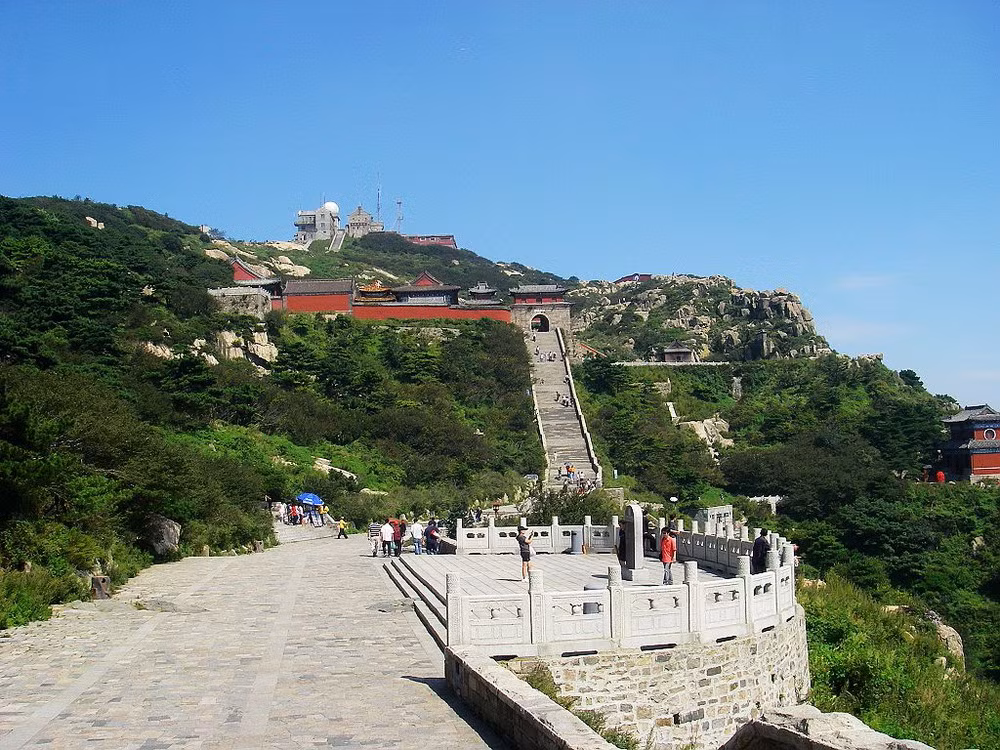 Vào thời kỳ phong kiến, núi Thái Sơn là thánh địa của Đạo gia và là nơi tế lễ của nhiều triều đại Trung Hoa. Theo sử sách ghi chép từ thời Tần Thủy Hoàng đến đời vua Càn Long, có tới 12 vị hoàng đế Trung Quốc lên núi Thái Sơn tế trời.