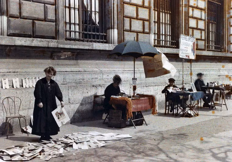 Các quầy hàng ven Quảng trường Cộng Hòa.