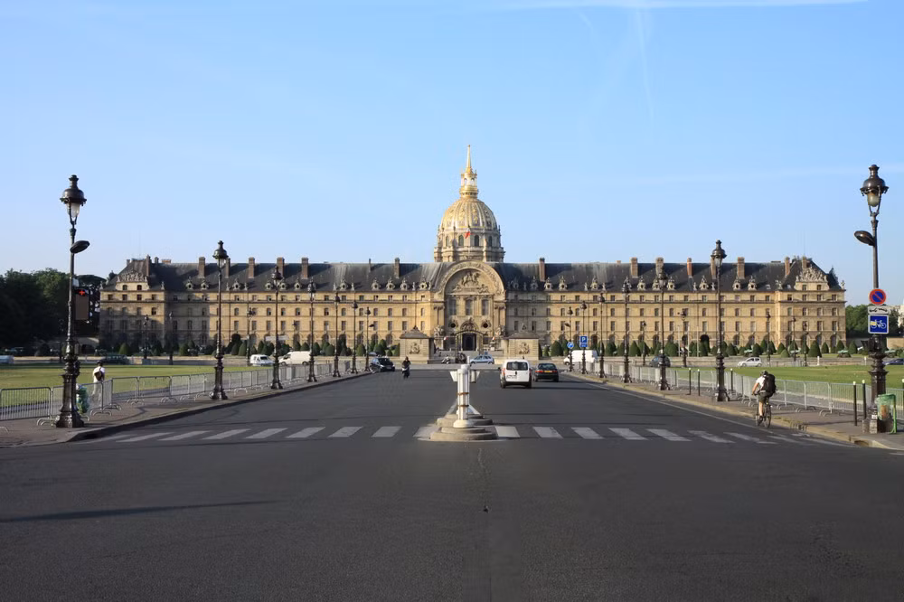 Điện Invalides là một công trình nổi tiếng của thành phố Paris. Được vua Louis XIV cho xây dựng vào cuối thế kỷ 17, mục đích ban đầu của Invaldes là bệnh viện dành cho các thương bệnh binh của quân đội hoàng gia. Ngày nay, Invalides tiếp tục duy trì một phần nhỏ cho chức năng dưỡng đường quân y, phần lớn dành cho bảo tàng vũ khí và lăng quân đội. Đây là nơi an nghỉ của hoàng đế Napoléon Bonaparte cùng nhiều nhân vật nổi tiếng khác như Vauban, Turenne, Napoléon II.