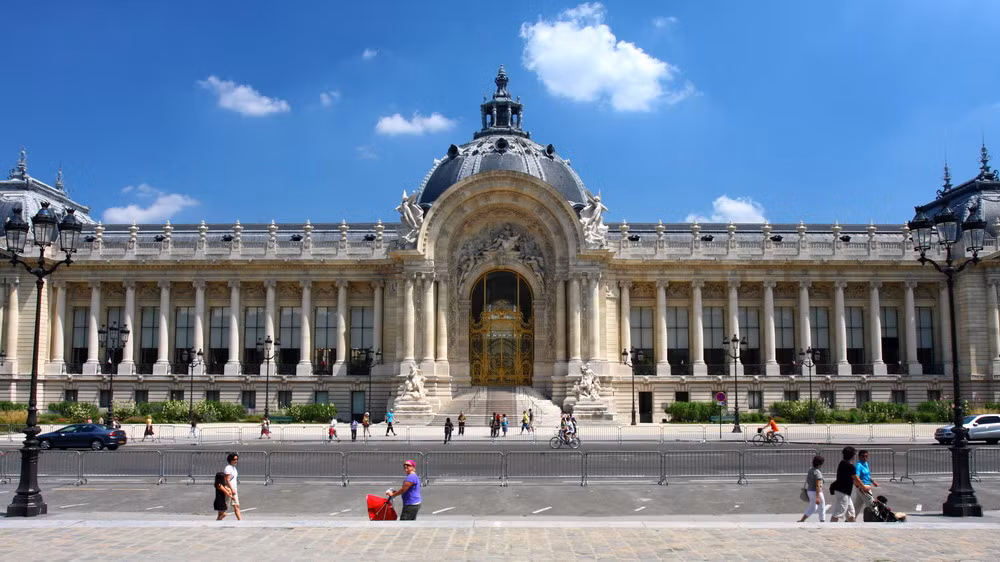 Cung điện nhỏ (Petit Palais) là một bảo tàng nằm trên đại lộ Winston-Churchill thuộc quận 8 thành phố Paris. Được mở cửa từ năm 1902, bảo tàng Petit Palais hiện nay sở hữu nhiều tác phẩm nghệ thuật từ Cổ đại tới cuối thế kỷ 19.