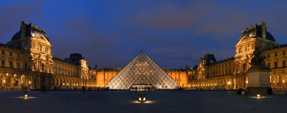 Louvre là một viện bảo tàng nghệ thuật và lịch sử nằm tại Quận 1. Có vị trí ở trung tâm lịch sử thành phố, bên bờ sông Seine, Louvre vốn là một pháo đài được vua Philippe Auguste cho xây dựng vào năm 1190. Cuối thế kỷ 14, dưới thời Charles V, Louvre trở thành cung điện hoàng gia và sau đó tiếp tục được mở rộng qua các triều đại. Từ năm 1672, khi triều đình Pháp chuyển về lâu đài Versailles, bộ sưu tập hoàng gia được lưu trữ tại Louvre. Thời kỳ Cách mạng Pháp, cung điện trở thành bảo tàng, mở cửa ngày 10/8/1793. Ngày nay, Louvre là một trong những viện bảo tàng nổi tiếng nhất thế giới.