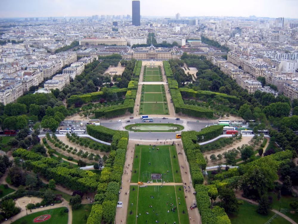Vườn Tuileries nằm ở trung tâm thành phố Paris, thuộc Quận 1m. Ở vị trí này trước đây là cung điện hoàng gia Tuileries cùng khu vườn. Nhưng cuối thế kỷ 19, cung điện bị đốt cháy và phá hủy sau đó. Ngày nay nơi đây chỉ còn vườn Tuileries. Được xây dựng từ thế kỷ 16, tới thời vua Louis XIV, vườn Tuileries được mở cho công chúng, trở thành khu vườn công cộng đầu tiên của Paris. Ngày nay, đây là khu vườn lớn nhất thành phố Paris.