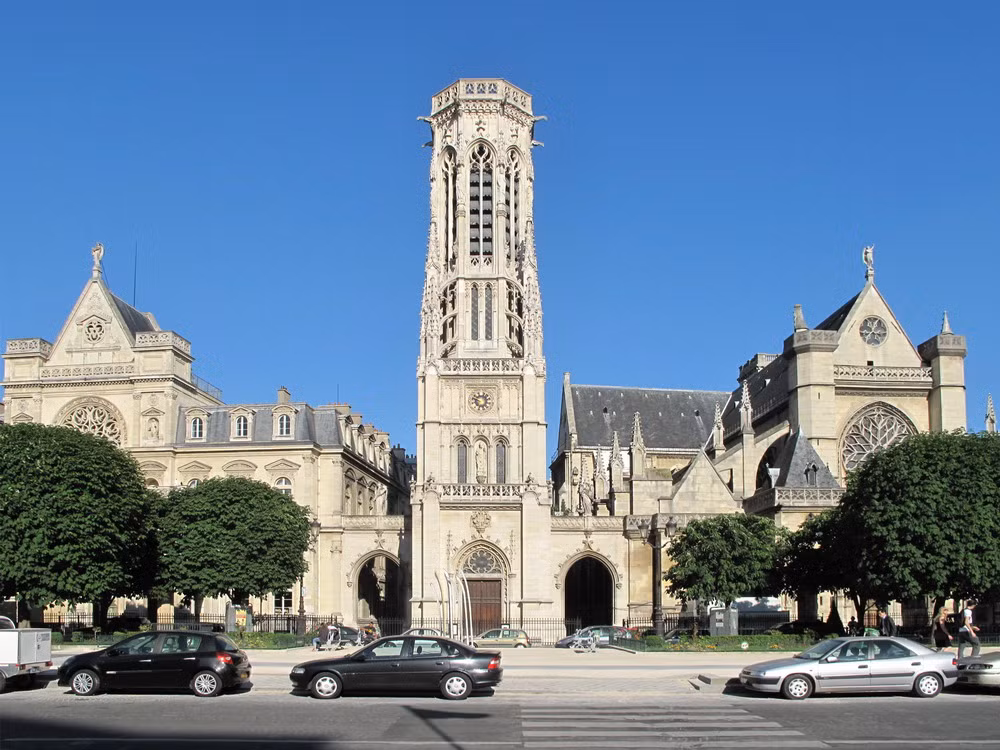 Nhà thờ Saint-Germain-l'Auxerrois là một nhà thờ Công giáo ở Quận 1 thành phố Paris. Nằm trên quảng trường Louvre, vị trí của nhà thờ ở bên bờ phải sông Seine, đằng sau bảo tàng Louvre.