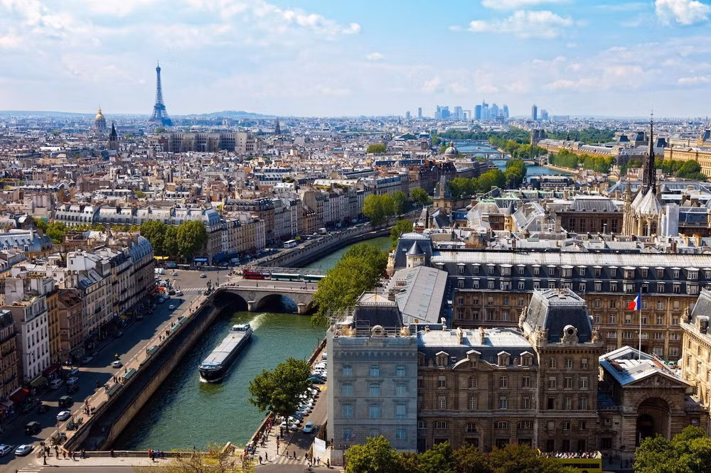 Hai bờ sông Seine của Paris có rất nhiều công trình kiến trúc cổ nổi tiếng. Quần thể kiến trúc này đã được UNESCO công nhận là di sản thế giới năm 1991.