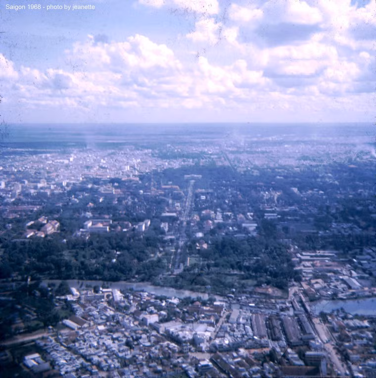 Khu vực Thị Nghè với cầu Thị Nghè đang xây dựng và cầu tạm ở bên cạnh.